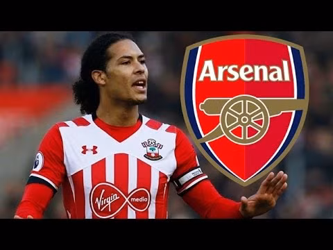 Arsenal chi 45 triệu bảng săn trung vệ: Theo The Express, Arsenal là đội bóng mới nhất nhảy vào cuộc đua chiêu mộ trung vệ ngôi sao Virgil Van Dijk của Southampton. 45 triệu bảng là số tiền mà ban lãnh đạo Pháo Thủ sẵn lòng bỏ ra để vượt mặt Liverpool trong phi vụ này. Nếu đến Emirates, trung vệ người Hà Lan sẽ là một sự thay thế lý tưởng cho Per Mertesacker trong tương lai và sẽ là sự bổ sung chất lượng cho hàng thủ của Arsenal. Ảnh: The Express