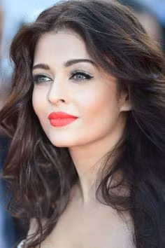 Ash thường xuyên có mặt trong danh sách "Những phụ nữ hấp dẫn nhất thế giới" của tạp chí Hello, Tạp chí Stuff, tạp chí FHM, Variety, GQ, tạp chí New York Times, Harper &amp; Queen.