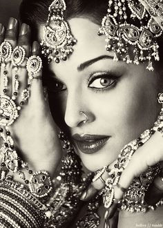 Ash đã chứng tỏ mình là một diễn viên tuyệt vời và rất chuyên nghiệp. Diễn xuất của cô trong Iruvar (1997) được đánh giá cao và cô đã giành giải nữ diễn viên xuất sắc nhất với vai diễn trong Aur Pyaar Ho Gaya (1997).