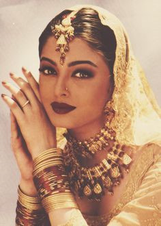 Sinh ra trong một gia đình ở miền nam Ấn Độ, Aishwarya Rai bắt đầu làm người mẫu khi tuổi còn rất trẻ. Vẻ đẹp mắt xanh này từng xuất hiện trong các quảng cáo của nhiều công ty có uy tín