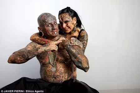 Sau khi chứng kiến toàn bộ loạt hình ảnh, cộng đồng mạng đã đã dành ý kiến cho cặp đôi này. Bên cạnh những lời chỉ trích thì vẫn còn rất nhiều bạn trẻ đồng tính bởi họ dám sống hết mình.