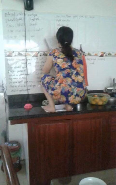 Cụ thể, mới đây một người mẹ vô cùng bá đạo đã được đưa "lên sóng" khi có cách dạy con "chẳng giống ai" đó là quyết định viết tất cả các công thức tiếng Anh, từ vựng lên tường gian bếp trong nhà mình.