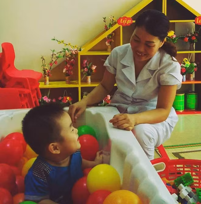 Có lẽ không điều gì tuyệt vời bằng khi hai mẹ con cùng "hàn huyên tâm sự", trao đổi kiến thức bài tập, thật sự không có gì tuyệt vời, ấm áp bằng.