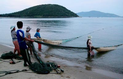 Ngoài ra bạn có thể cùng tham gia thu hoạch hải sản với những người làng chài nơi đây.