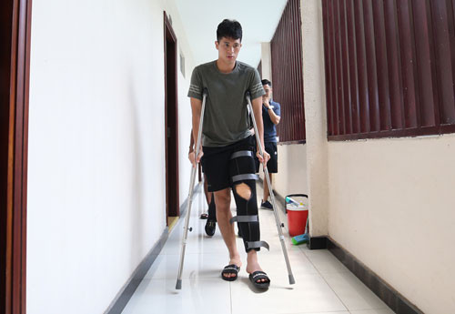 Nong: Dinh Trong bi chan thuong nghiem trong, co the phai chia tay Sea Game 30