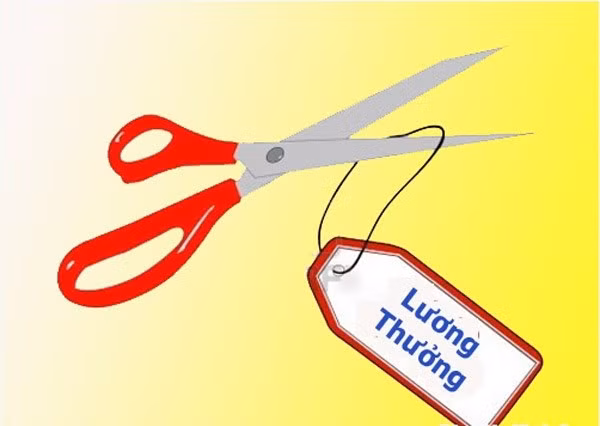 Nói một cách dễ hiểu hơn đó là nếu doanh nghiệp sản xuất ra kéo, gạch hay dầu ăn thì thưởng Tết của công nhân sẽ được quy đổi từ tiền mặt thành những sản phẩm nói trên.