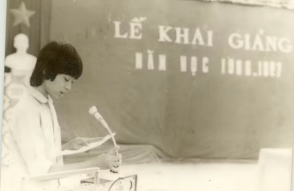Dan mang hoai niem ve khai giang xua “hoc sinh khan quang do, mu ca lo“