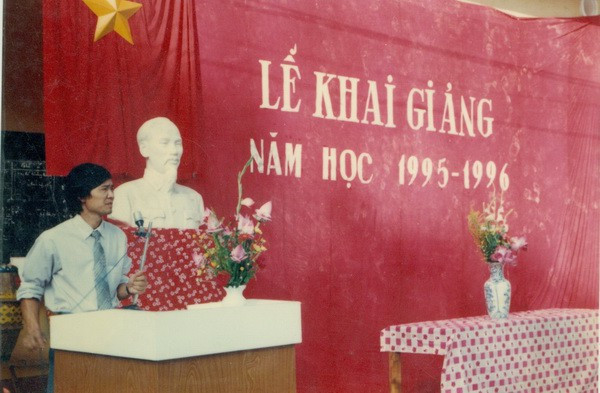 Học sinh của ngày xưa nô nức khoe quần vải xanh, áo trắng, khăn quàng đó, mũ ca lô mới tinh vừa được mẹ mua cho còn thơm nức mùi vải.