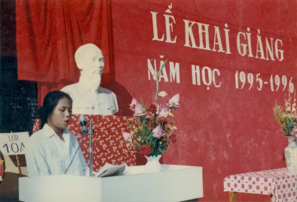 Nickname Hoàng Trung chia sẻ: "12 năm khai giảng chẳng 1 lần hứng thú với nó, nhưng khi đã qua cái thời học sinh, nhìn lại trước đây, bạn sẽ "thèm" lắm cái cảm xúc được ngồi khai giảng. Được gặp lại bạn bè sau một mùa hè vui chơi. Nhìn lại mái trường năm trước được sơn sửa lại chào đón năm học mới".