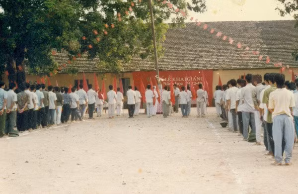 Ngày khai giảng thời đó không có nhiều cờ hoa rực rỡ, chỉ đơn giản 1 tấm phông màu xanh với dòng chữ được cắt cẩn thận từ giấy trắng, dán lên bằng keo hồ.