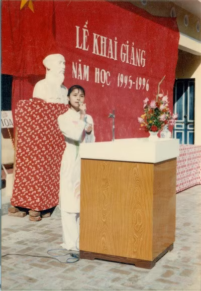 Còn nickname Tô Thắng bày tỏ: "Nhìn bọn trẻ thời nay khai giảng sướng hơn mình ngày xưa thực sự. Giờ thì chúng được mặc đồng phục chỉnh tề còn ngày xưa thì sắm được cái áo trắng và phải giữ vô cùng cẩn thận để tiếp tục đi học. Ngày nay, bố mẹ đưa các con đi khai giảng toàn bằng xế hộp, mui trần còn ngày xưa thì có xe đạp là may và đa phần là sử dụng "động cơ cơm" để tới trường".