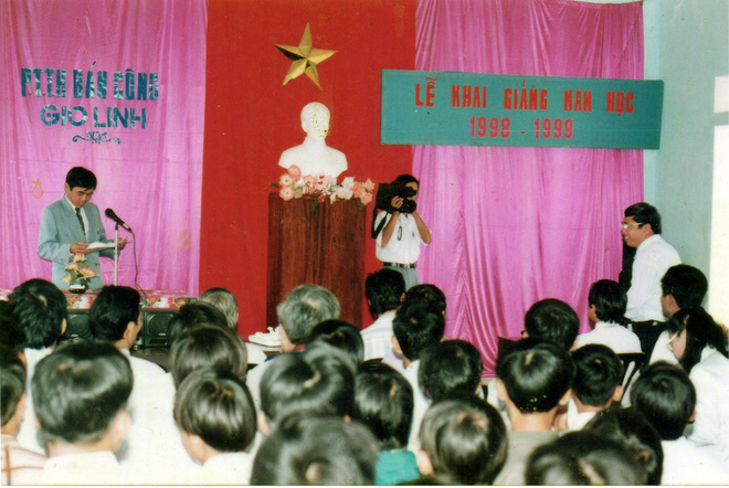 Quang cảnh Lễ khai giảng năm học 1992 - 1993. phòng học này là 1 phần ký ức rất đẹp của học sinh 7x, 8x và cả đầu 9x nữa.