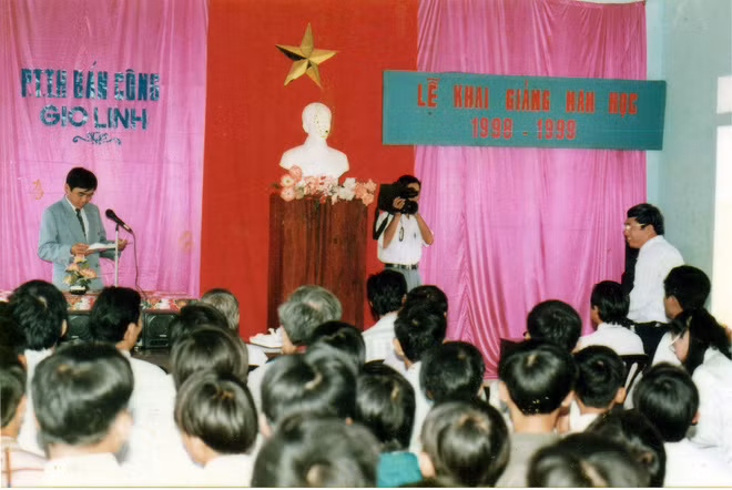 Quang cảnh Lễ khai giảng năm học 1992 - 1993. phòng học này là 1 phần ký ức rất đẹp của học sinh 7x, 8x và cả đầu 9x nữa.