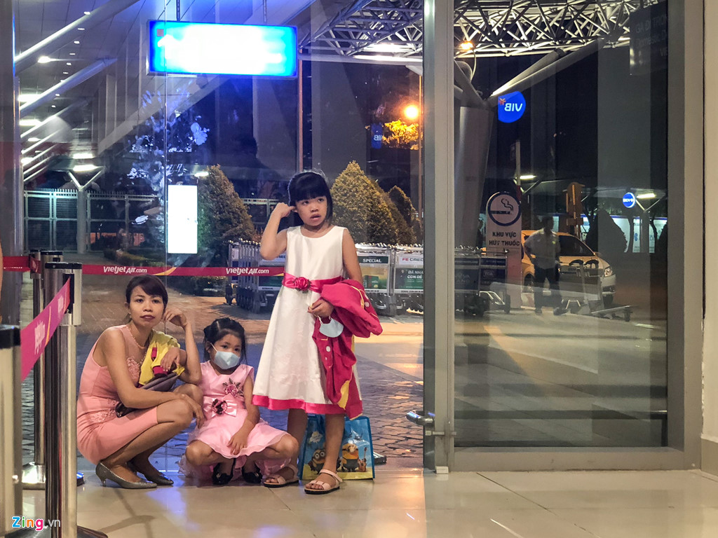 Bên cạnh đó, thời gian chờ đợi làm thủ tục lâu do có quá nhiều người đổ về sân bay cùng một lúc, khiến cho nhiều người tỏ ra mệt mỏi.