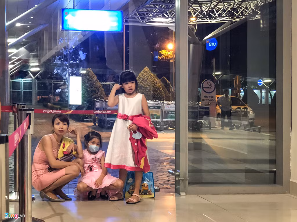 Bên cạnh đó, thời gian chờ đợi làm thủ tục lâu do có quá nhiều người đổ về sân bay cùng một lúc, khiến cho nhiều người tỏ ra mệt mỏi.