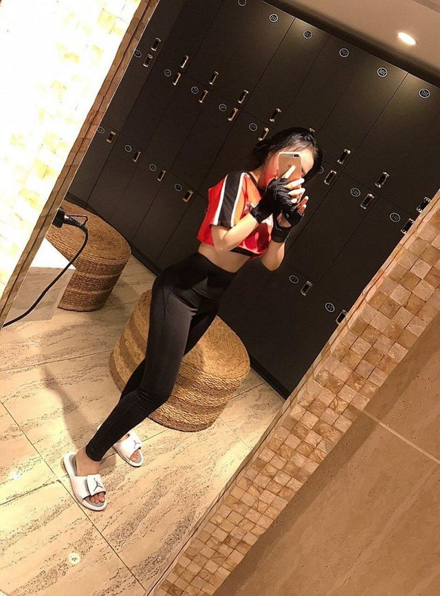 Quế Hương giảm 20kg, từ 75kg xuống còn 55kg. Từ một cô nàng mũm mĩm, đi đâu cũng bị nhìn bằng ánh mắt soi mói, 9x Đồng Nai cho hay hiện tại, đến huấn luyện viên Gym cũng phải khen ngợi vóc dáng thon gọn, săn chắc và gợi cảm của cô.