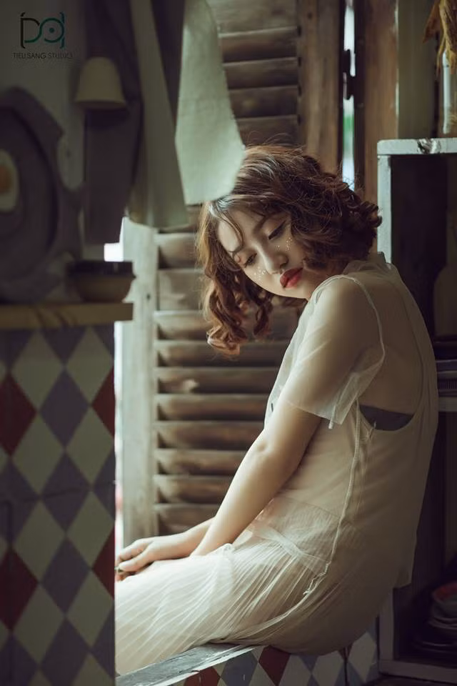 Trịnh Thảo sinh năm 1997, biệt danh là Cỏ sinh ra và lớn lên ở Thanh Hóa. Cô bạn 9X này từng là sinh viên theo học lớp diễn xuất của trường Điện Ảnh Quốc Tế Sài Gòn.