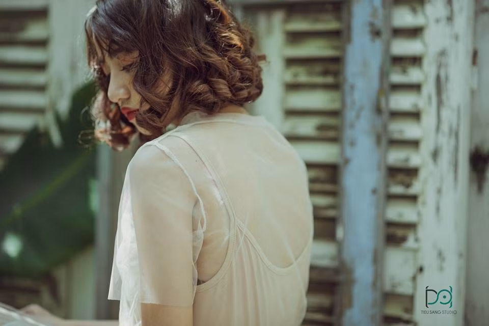 Quay trở lại với bộ ảnh mang tên Suy Tư Tuổi Thanh Xuân, Trịnh Thảo muốn ghi lại khoảnh khắc của một chút suy tư về thời thanh xuân của mình.