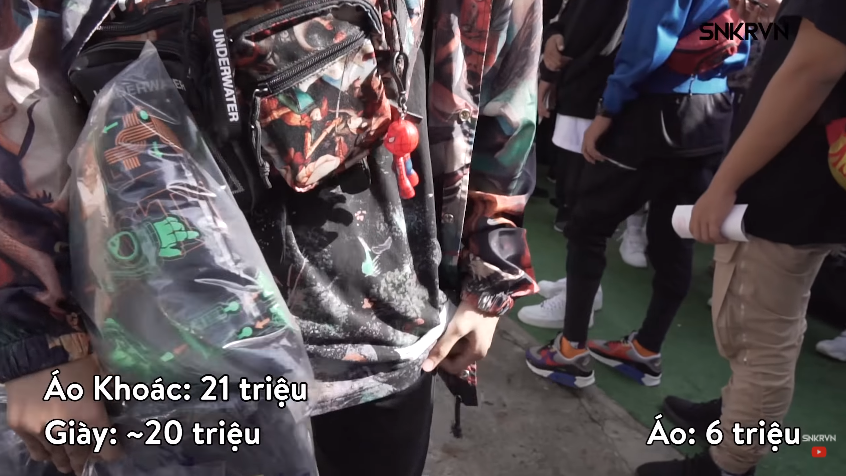 Sau khi clip trên xuất hiện, nhiều dân mạng đã đặt ra câu hỏi, liệu với lứa tuổi của các bạn còn rất trẻ mà lại bỏ ra chi phí lên tới chục triệu để sở hữu cái quần, chiếc áo hay đôi giày liệu có đáng? và nguồn tiền ở đâu ra mà để các bạn trẻ có thể mua những món hàng xa xỉ phẩm đến người trưởng thành đi làm còn phải "nâng lên, đặt xuống" mới dám quyết định mua hay không?