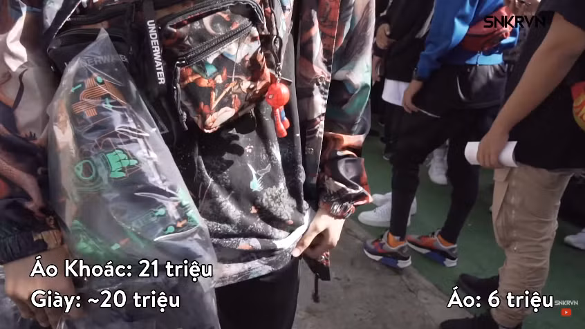 Sau khi clip trên xuất hiện, nhiều dân mạng đã đặt ra câu hỏi, liệu với lứa tuổi của các bạn còn rất trẻ mà lại bỏ ra chi phí lên tới chục triệu để sở hữu cái quần, chiếc áo hay đôi giày liệu có đáng? và nguồn tiền ở đâu ra mà để các bạn trẻ có thể mua những món hàng xa xỉ phẩm đến người trưởng thành đi làm còn phải "nâng lên, đặt xuống" mới dám quyết định mua hay không?