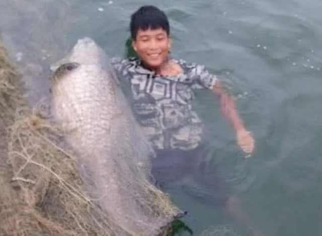 Ca tram den “khung” 42kg lot luoi ngu dan Yen Bai