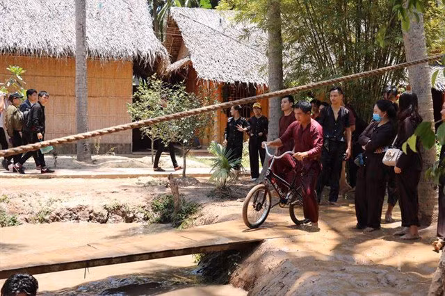 Trò chơi đi xe đạp qua cầu khỉ không chỉ mang lại cảm giác mạo hiểm mà còn mang đến những tràng cười sảng khoái cho cả người chơi và khán giả cổ vũ.