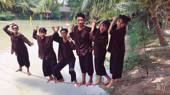 Cùng tạo dáng chụp ảnh như những cô nàng, anh chàng hai lúa của vùng quê kẹo dừa Bến Tre. Ảnh trong bài: Ivivu.