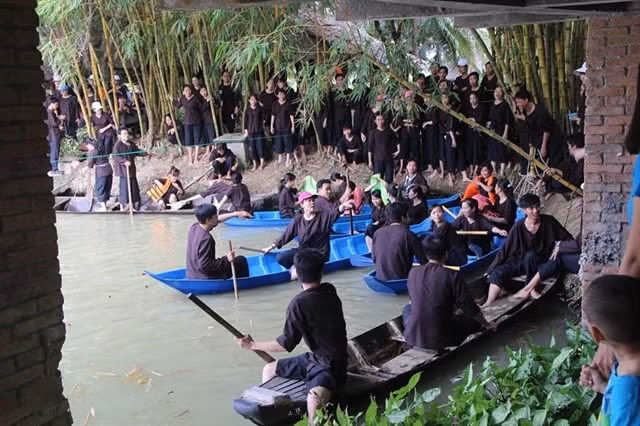 Không chỉ vậy, tới thăm khu sinh thái Lan Vương dịp nghỉ lễ 30/4 - 1/5, bạn sẽ được khám phá môi trường sinh thái tự nhiên để sinh hoạt dã ngoại, du thuyền trên sông, câu cá giải trí, thưởng loại cây ăn trái đặc sản như bưởi da xanh, mận An Phước, xoài cát Hòa Lộc, dừa xiêm xanh, dừa dứa