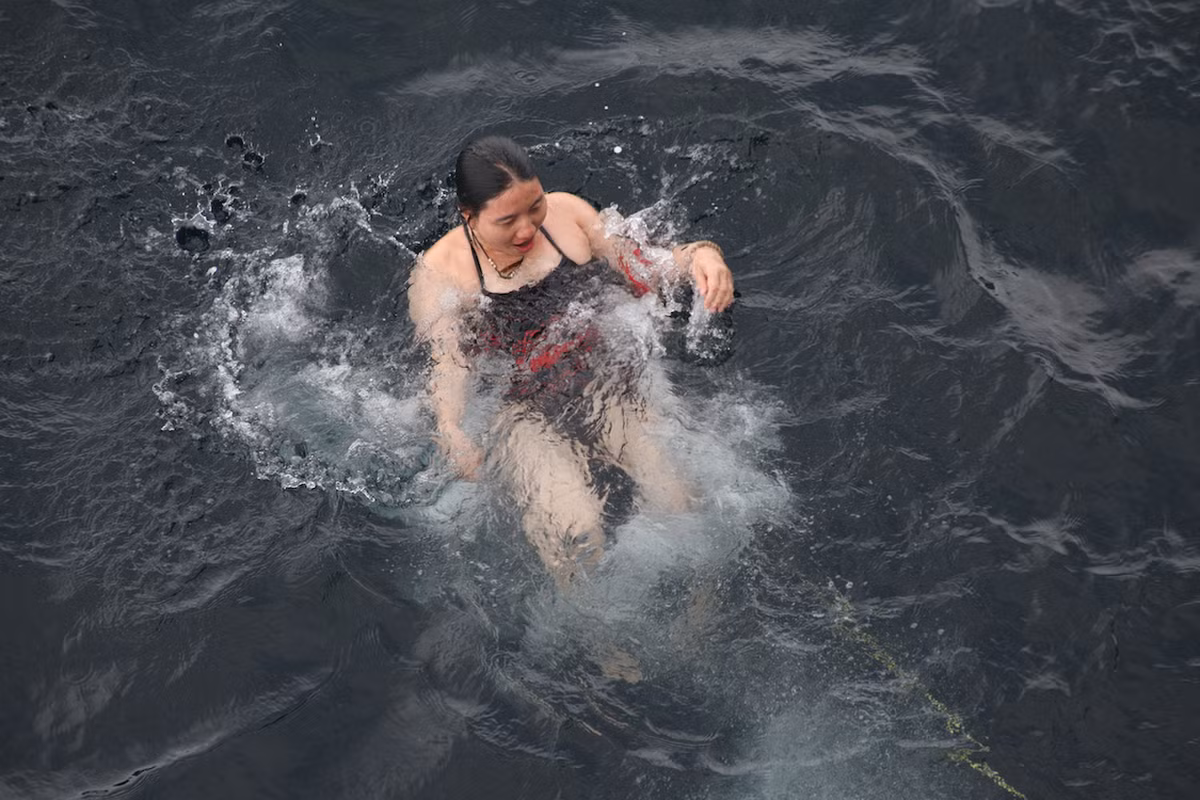 Vào tháng 3/2016, Nguyễn Thị Thùy Vân là người Việt Nam được chọn vào đoàn "Leadership on the Edge" do tổ chức 2041 nổi tiếng, hướng tới Nam Cực. Điểm khởi hành của chuyến đi này bắt đầu từ TP cực Nam của thế giới là Ushuaia (Argentina). Cùng đi với cô gái 8X này còn có 100 thành viên khác.