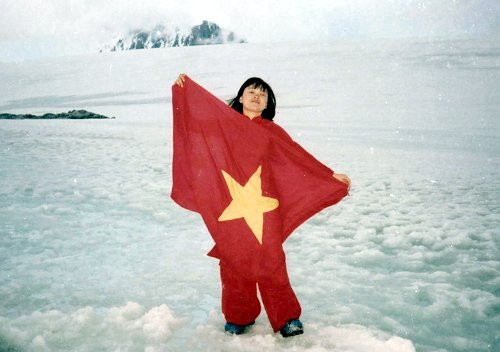 Thế nhưng, Thùy Vân không phải là người Việt Nam đầu tiên đặt chân tới Nam Cực. Trước đó vào năm 2012, Hoàng Thị Minh Hồng cũng là người được chọn để đến nơi này.