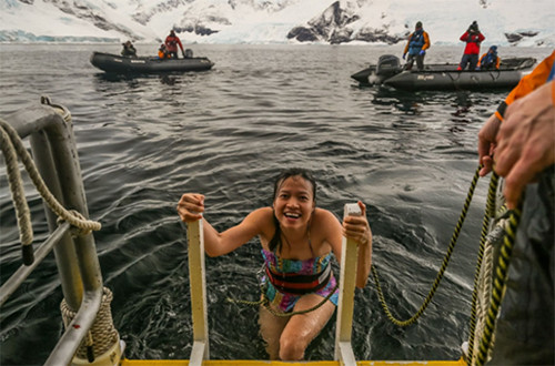 Để trở thành thành viên của chuyến đi này, Tường Nhân đã phải mất tới 8 nam để chuẩn bị. Sau 41 giờ ngồi máy bay tới Ushuaia, Argentina, để hợp đoàn cùng các thành viên của chuyến thám hiểm đến từ 30 quốc gia, Nhân lên tàu, bắt đầu hai ngày lênh đênh qua 1.000 km trên đại dương bao la. Khi nhìn thấy tảng băng trôi đầu tiên xuất hiện trước mắt, cô và những người bạn đã không kìm được sự phấn khích mà reo lên. Cuối cùng, họ cũng đã đặt chân tới nơi hoang dã cuối cùng trên trái đất.