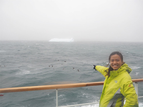 Người Việt Nam tiếp theo đặt chân tới Nam cực trong năm 2016 là Quảng Nữ Tường Nhân, cô gái 30 tuổi đang theo học thạc sĩ Quản lý Môi trường tại đại học Quốc Gia Singapore (NSU).