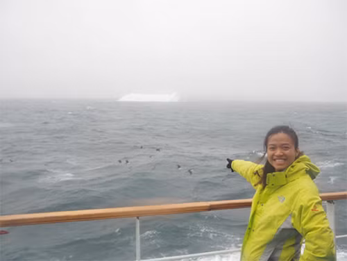 Người Việt Nam tiếp theo đặt chân tới Nam cực trong năm 2016 là Quảng Nữ Tường Nhân, cô gái 30 tuổi đang theo học thạc sĩ Quản lý Môi trường tại đại học Quốc Gia Singapore (NSU).