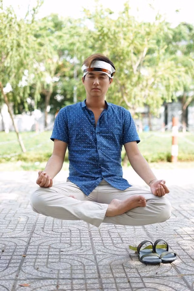 Không những thế, năm 2009 Phạm Anh Tuấn vượt qua nhiều vòng casting để có được vai nam chính trong bộ phim ca nhạc Những nụ hôn rực rỡ của đạo diễn Nguyễn Quang Dũng.