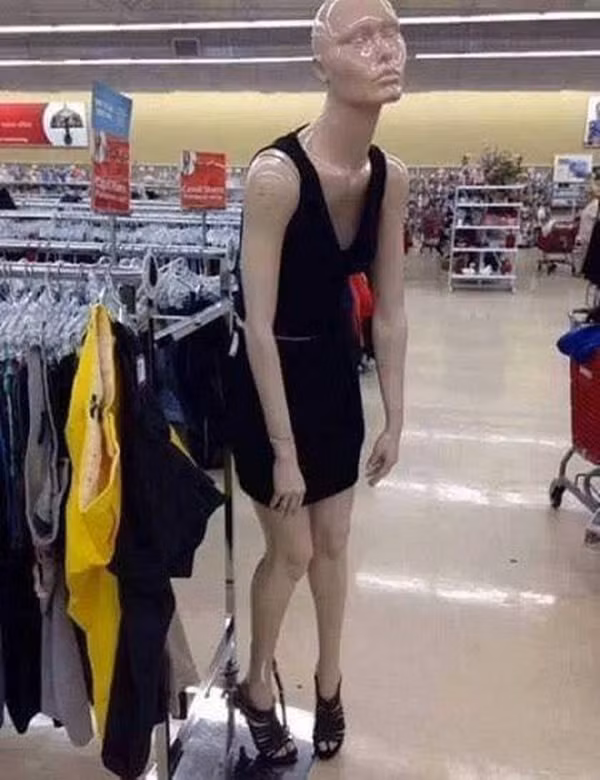 Dáng đứng ma-nơ-canh này làm nhiều game thủ liên tưởng tới nhân vật zombie trong nhiều tựa game kinh dị.