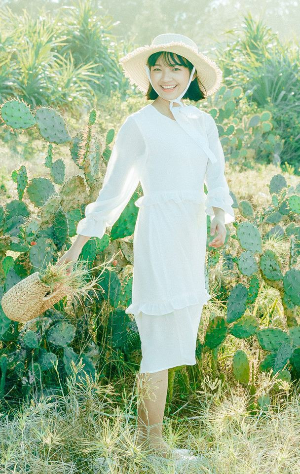 Cụ thể, từ trung tâm thành phố Đà Nẵng, các bạn chạy theo tuyến đường giáp biển Võ Nguyên Giáp (đường đến Hội An), chạy qua cổng chào địa phận Quảng Nam khoảng 4km, các bạn nhìn bên tay phải có quán cafe Thuỷ Chung, chạy thêm khoảng 200m nữa thì bên tay trái có một con đường nhỏ thông ra biển. Đi theo lối này là bạn sẽ đến được bãi xương rồng