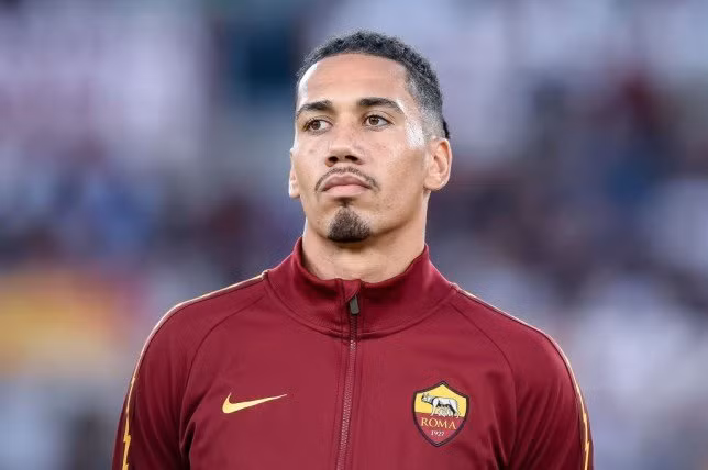 Với những đóng góp tích cực của Chris Smalling, AS Roma được cho đã lên kế hoạch đàm phán với M.U để mua đứt trung vệ này. Tuy nhiên mức giá đó không đáp ứng được yêu cầu của đội chủ sân Old Trafford. Man United muốn có 20 triệu euro cho bản hợp đồng này.