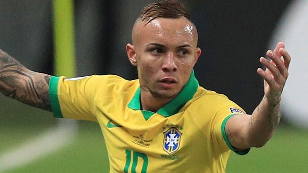 Theo nguồn tin của Calciomercato, AC Milan đã chấm dứt sự quan tâm đến Everton Soares. Lý do là bởi Rossoneri tin rằng mức giá của tuyển thủ Brazil là quá cao. Mới đây, Everton đã ký vào thỏa thuận mới với Gremio, trong đó điều khoản giải phóng hợp đồng có giá trị lên đến hơn 100 triệu bảng.