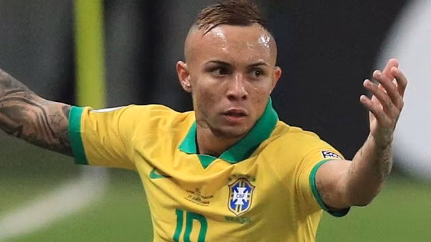 Theo nguồn tin của Calciomercato, AC Milan đã chấm dứt sự quan tâm đến Everton Soares. Lý do là bởi Rossoneri tin rằng mức giá của tuyển thủ Brazil là quá cao. Mới đây, Everton đã ký vào thỏa thuận mới với Gremio, trong đó điều khoản giải phóng hợp đồng có giá trị lên đến hơn 100 triệu bảng.