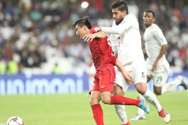 4. Văn Đức không nổ súng nhưng vẫn mang lại dấu ấn: Trên hàng công của đội tuyển Việt Nam, ngoài Quang Hải với siêu phẩm "cầu vồng", Văn Đức cũng để lại dấu ấn của mình trong bàn thắng thứ hai trên chấm penalty. Chính cầu thủ của SLNA là người cầm bóng đâm thẳng vào trung lộ của Yemen và buộc hậu vệ Abdulaziz Al Gumaei phải phạm lỗi.