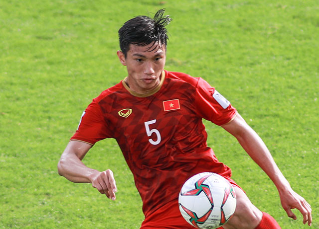 5. Văn Hậu chững chặc thay Duy Mạnh: Duy Mạnh dính án treo giò khiến HLV Park Hang-seo đau đầu tìm người thay thế. Thành Chung và Tấn Tài là những cái tên được nhắc đến nhưng vào trận Văn Hậu mới là người HLV người Hàn Quốc chọn lựa đá trung vệ.