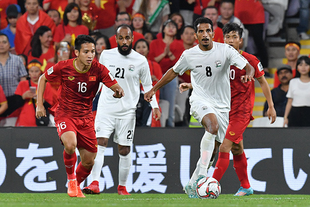 Lối chơi áp sát, không ngại va chạm của Yemen đã khiến các cầu thủ đội tuyển Việt Nam gặp khó khăn trong phần lớn thời gian ở hiệp thi đấu thứ nhất. Ở trên hàng công, cầu thủ số 7 của đội bạn là Al Sarori cũng là người khá nguy hiểm khi có 2 lần thử tài Văn Lâm trong suốt 90 phút của trận đấu.