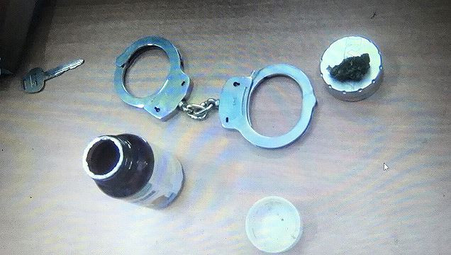 Nua dem, doi nam nu mang cong so 8 ra duong