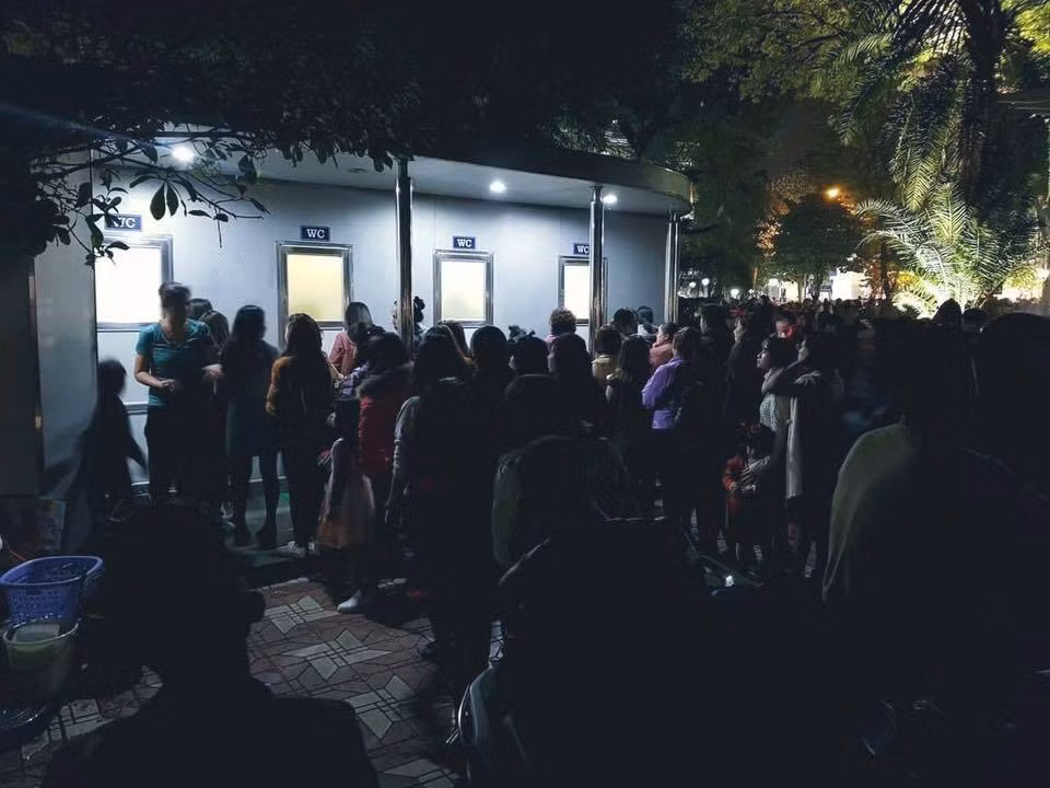 Bức ảnh ghi lại khoảnh khắc người dân xếp hàng dài trước cửa nhà vệ sinh công cộng chờ đến lượt mình được ghi lại tại một góc trong khuôn viên phố đi bộ Hồ Gươm. Ngay sau đó, nó đã nhận được rất nhiều bình luận đến từ dân mạng khắp cả nước. Ảnh: Lê Hiếu.