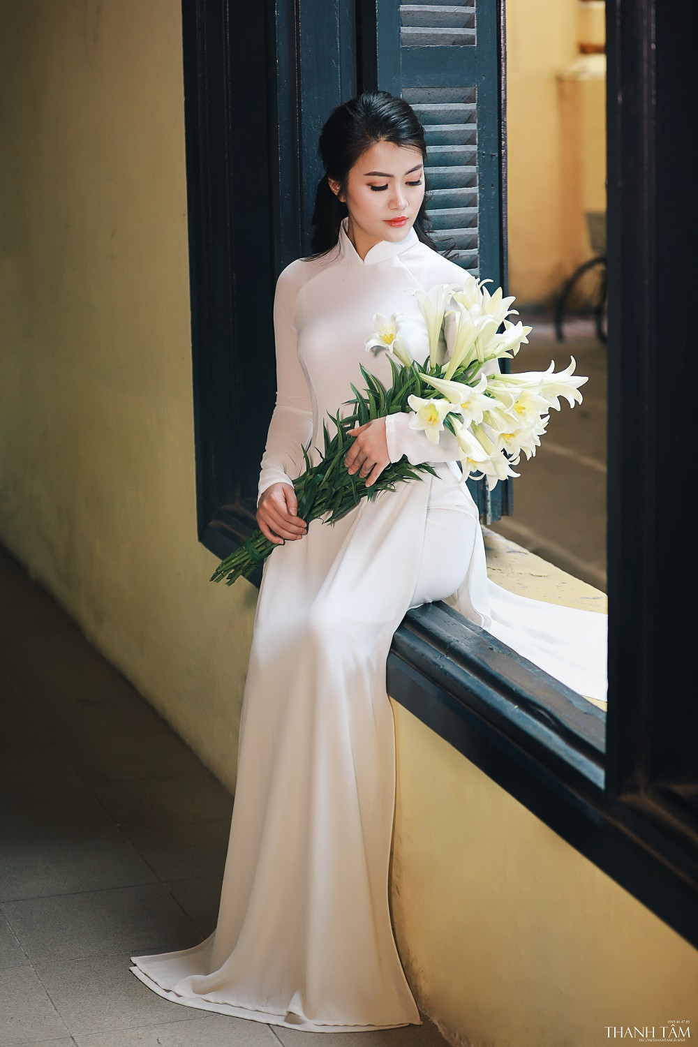 Ngắm nhìn bộ ảnh của chị Thu Phương, nhiều người đã phải nhận xét rằng những bức hình mang đậm vẻ đẹp cổ điển của loài hoa tháng tư tôn lên nét thanh lịch cho người phụ nữ Việt.