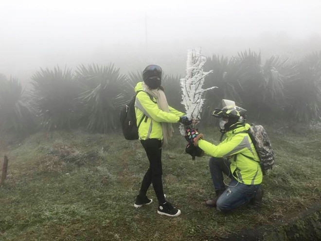 Theo chia sẻ của các bạn trẻ, hiện tại ở Mẫu Sơn đang rất lạnh, gió thổi mạnh, không có bông tuyết rơi nhưng cây cối đều đông cứng, mặt đường trơn ướt, chạm vào thứ gì cũng lạnh buốt.