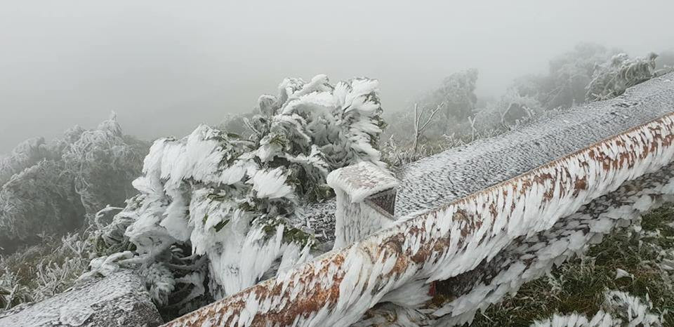 Những ngày qua, do ảnh hưởng của đợt không khí lạnh từ phía Bắc tràn về, thời tiết khu vực các tỉnh miền Bắc xuống thấp và đã tạo ra hiện tượng đóng băng và tuyết xuất hiện.