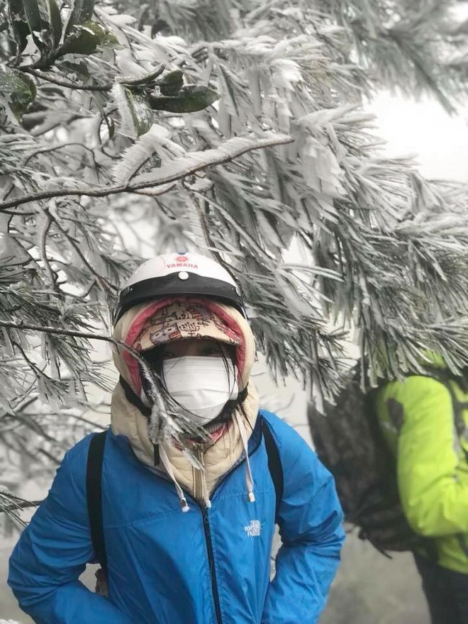 Một khuyến cáo với các bạn trẻ có ý định đi "săn tuyết" ở Mẫu Sơn những ngày tiếp theo đó là phải mặc thật ấm để tránh trở thành "người băng di động".