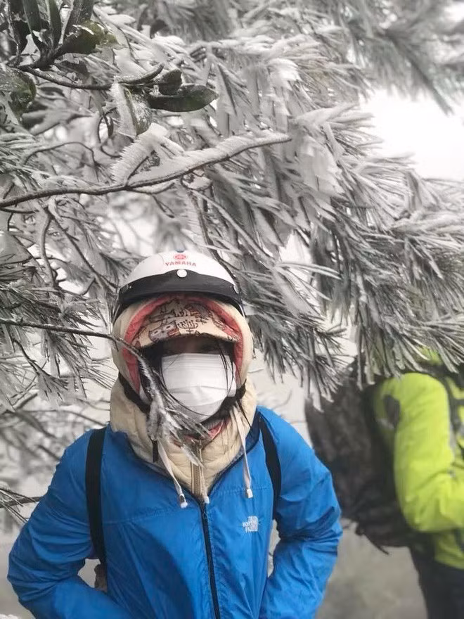 Một khuyến cáo với các bạn trẻ có ý định đi "săn tuyết" ở Mẫu Sơn những ngày tiếp theo đó là phải mặc thật ấm để tránh trở thành "người băng di động".