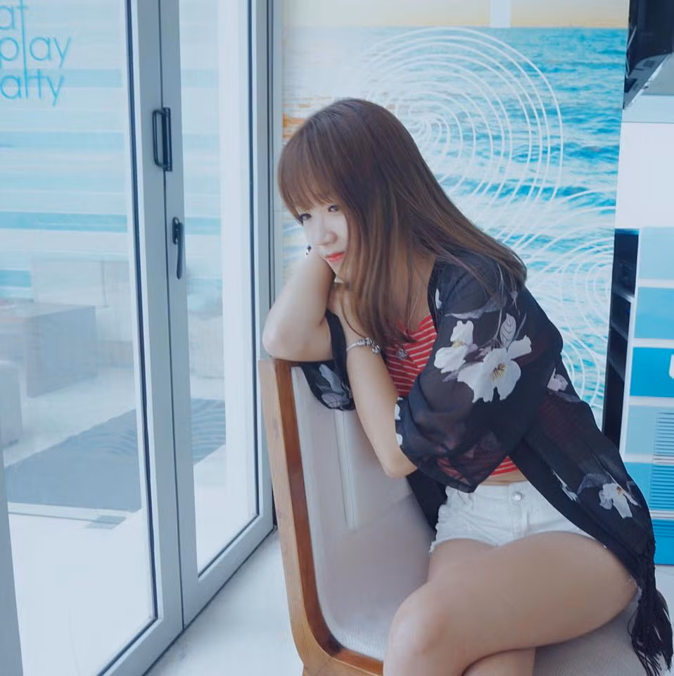 Bạn bè trong trường thường gọi Minh Tâm với cái tên là "hot girl mặt mộc" bởi cô nàng sở hữu làn da trắng tự nhiên khiến cô ít phải dùng tới mỹ phẩm mà vẫn có một khuôn mặt xinh đẹp.